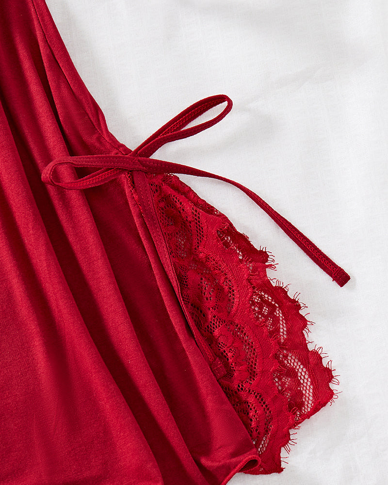 Chemise de nuit en dentelle à col en V et fentes latérales avec string